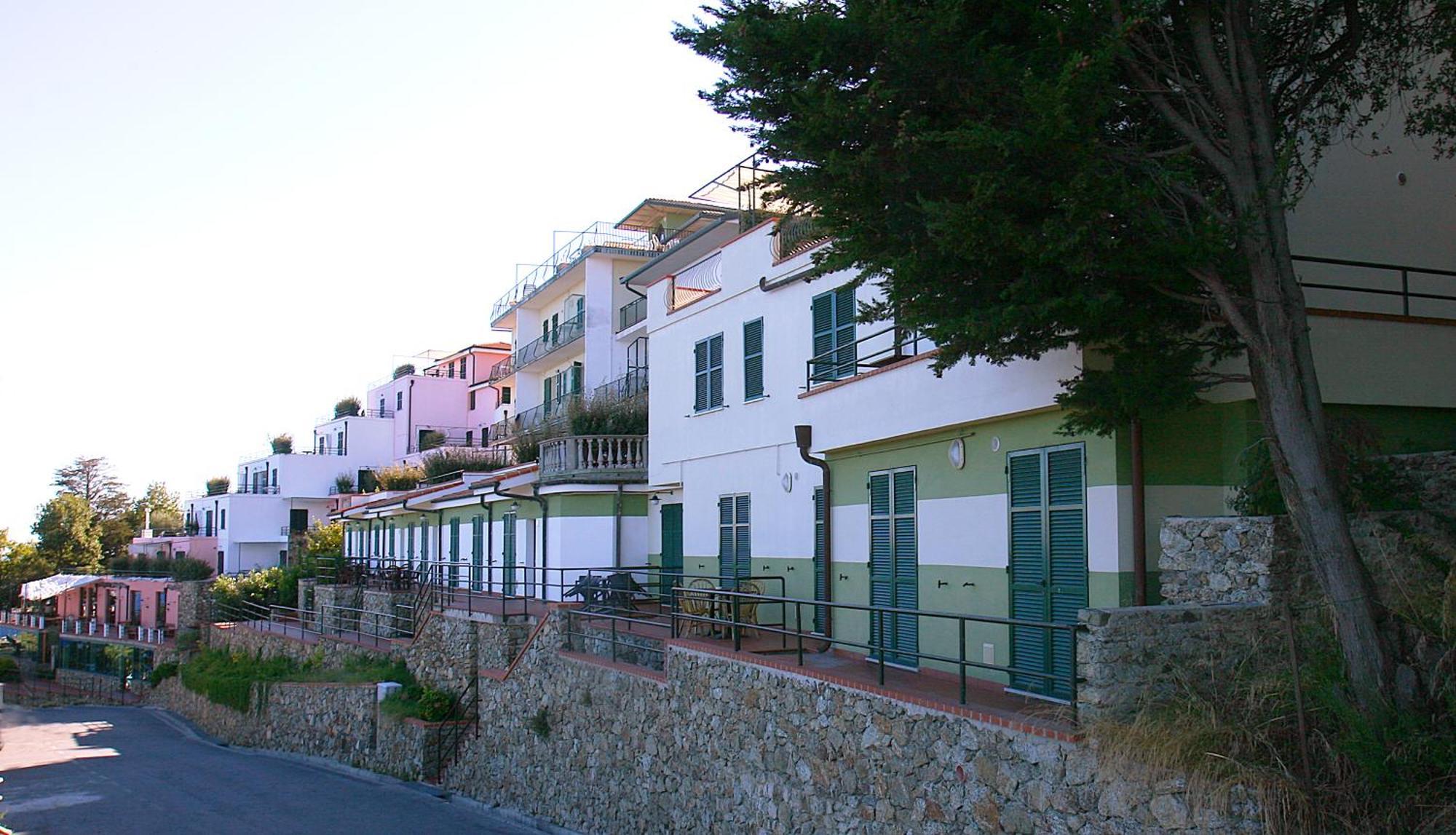 Residence Borgo San Sebastiano Bergeggi Exterior photo